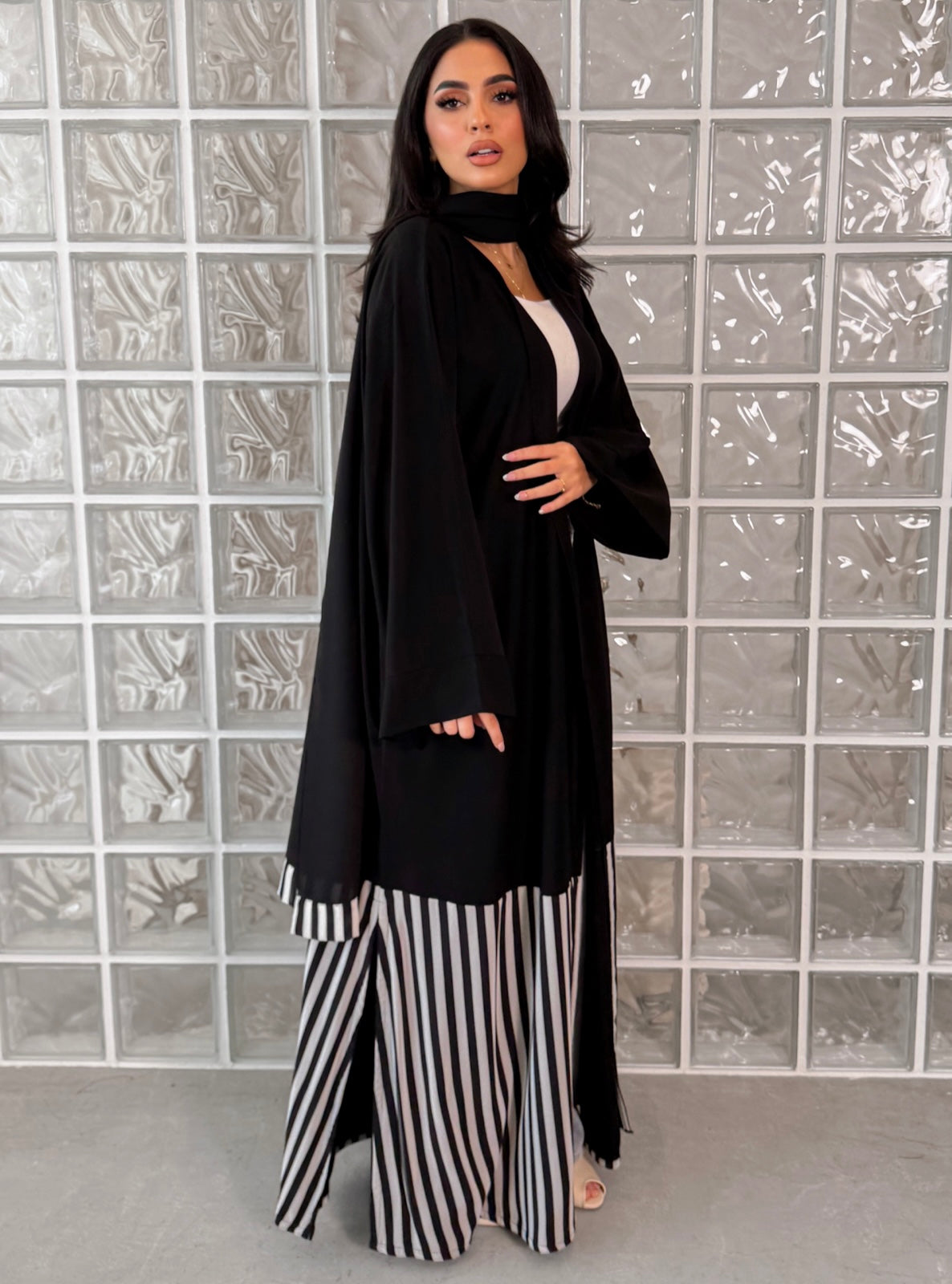 MEI757 - Linear Crepe Square Cut Abaya in Noir