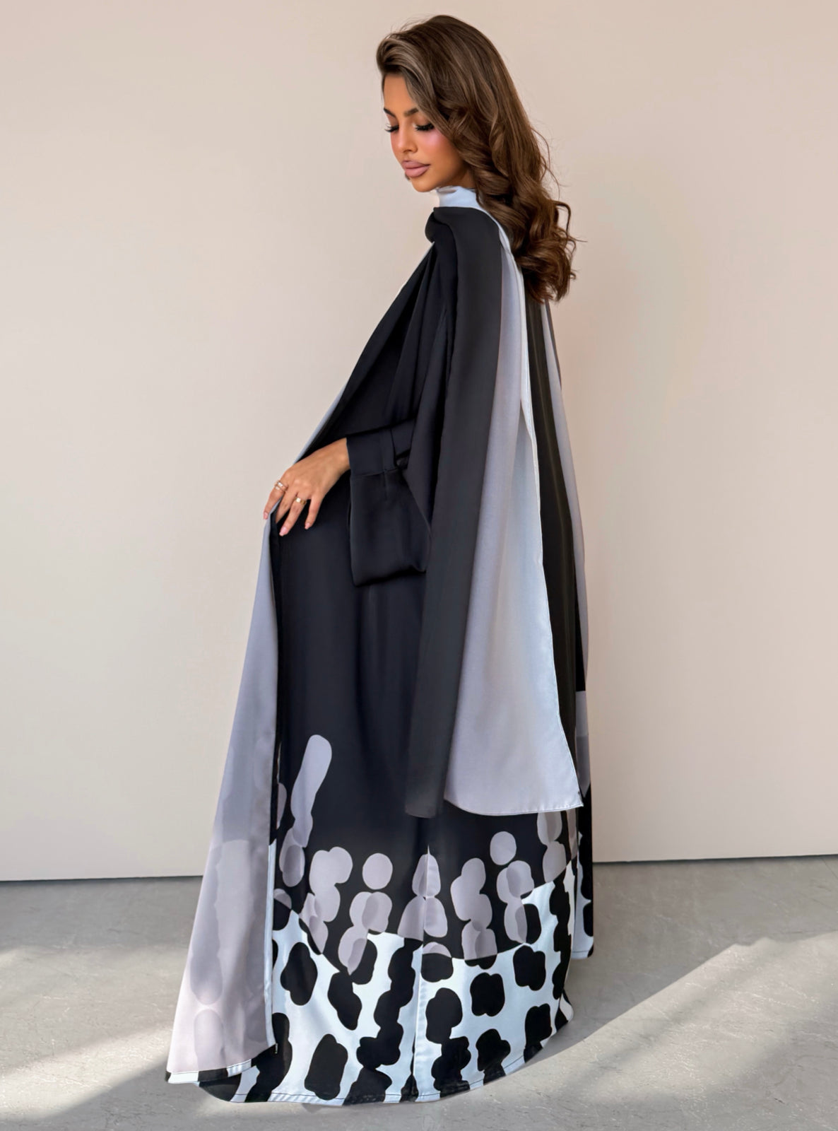 MEI753 - Muse Square-Cut Abaya in Monochrome