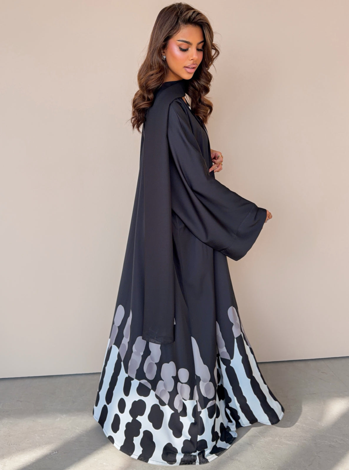 MEI753 - Muse Square-Cut Abaya in Monochrome