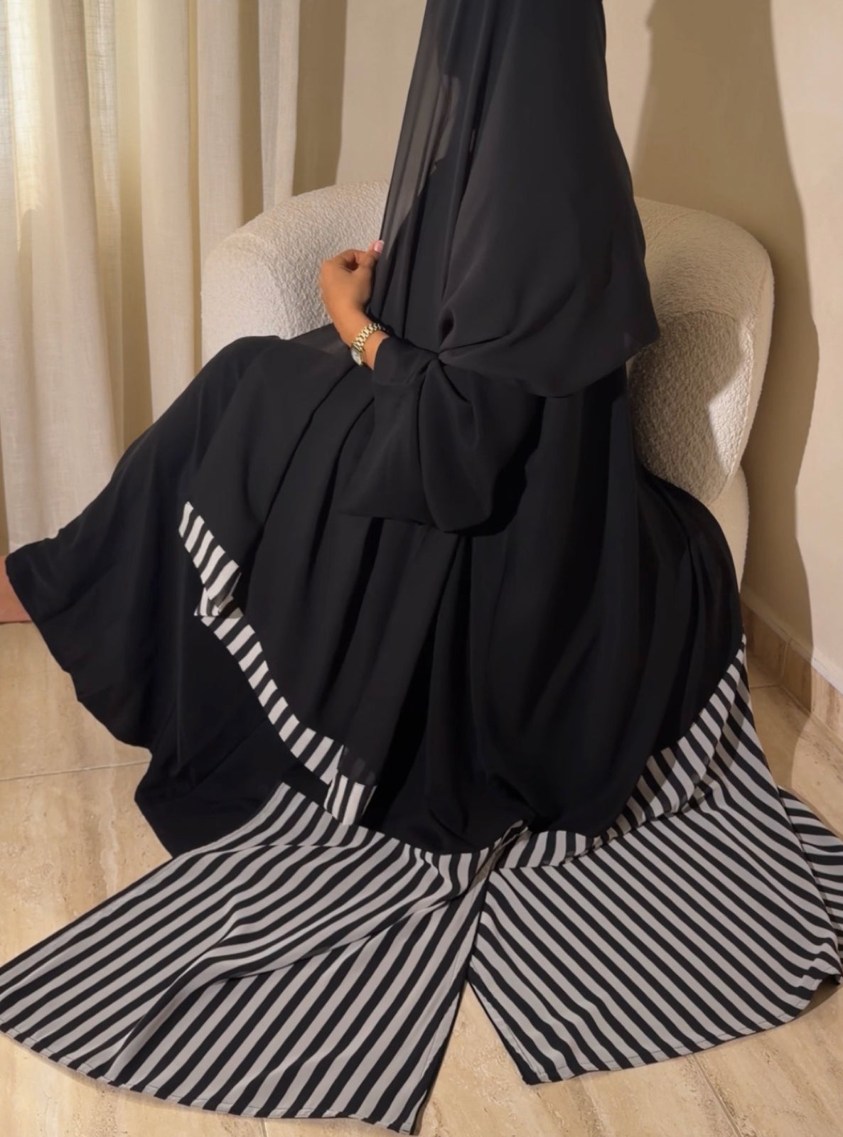 MEI757 - Linear Crepe Square Cut Abaya in Noir