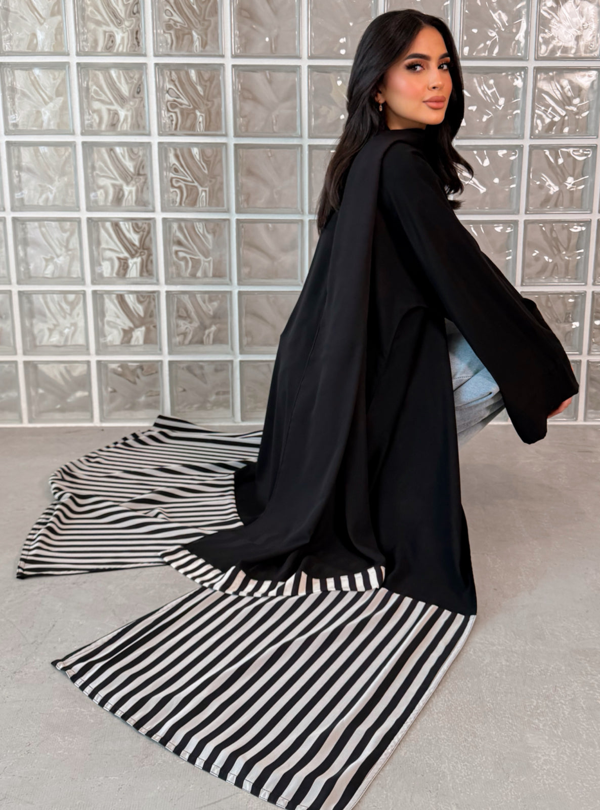 MEI757 - Linear Crepe Square Cut Abaya in Noir