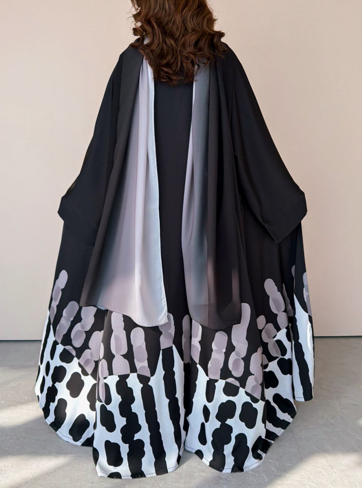 MEI753 - Muse Square-Cut Abaya in Monochrome
