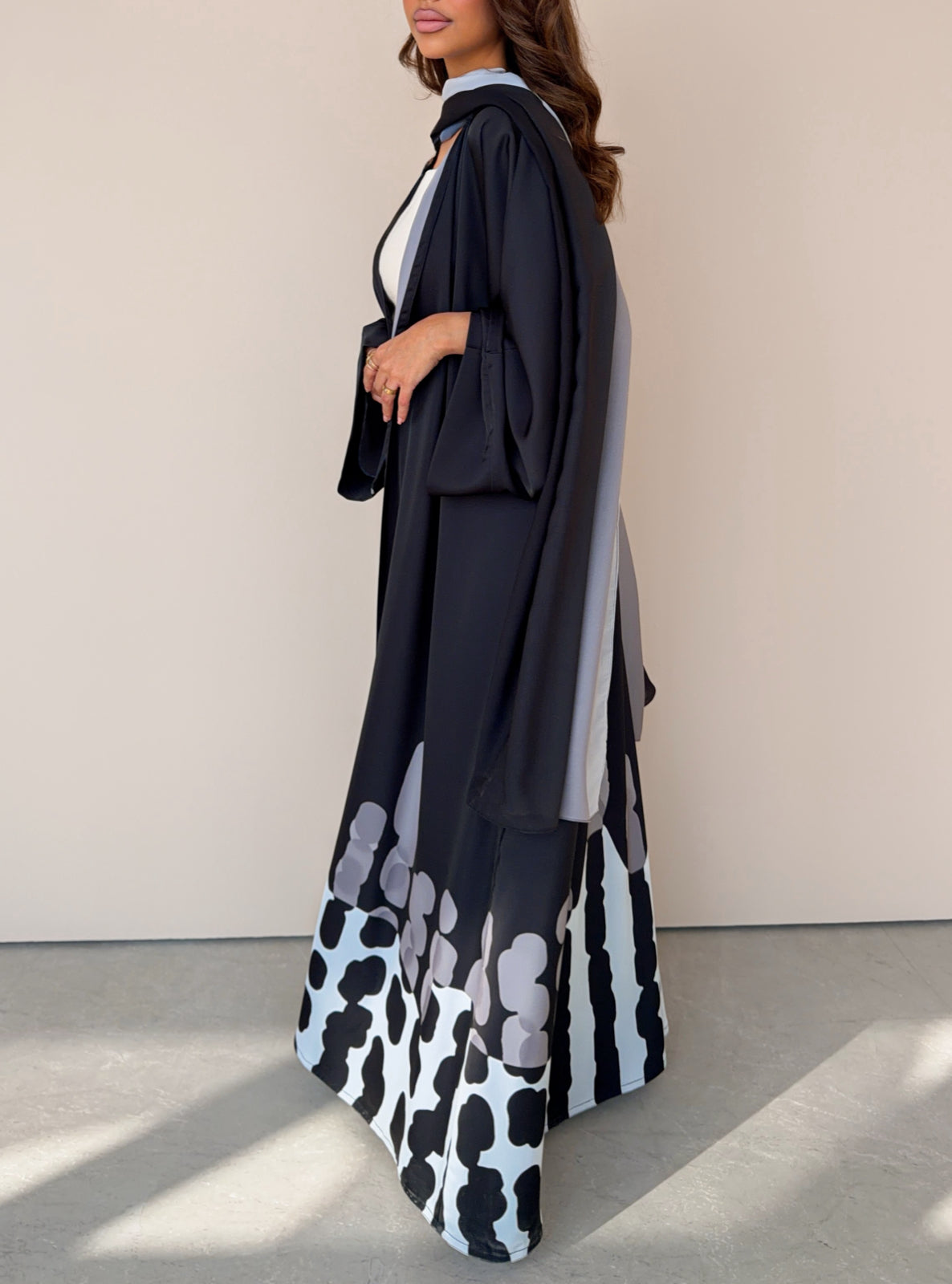 MEI753 - Muse Square-Cut Abaya in Monochrome