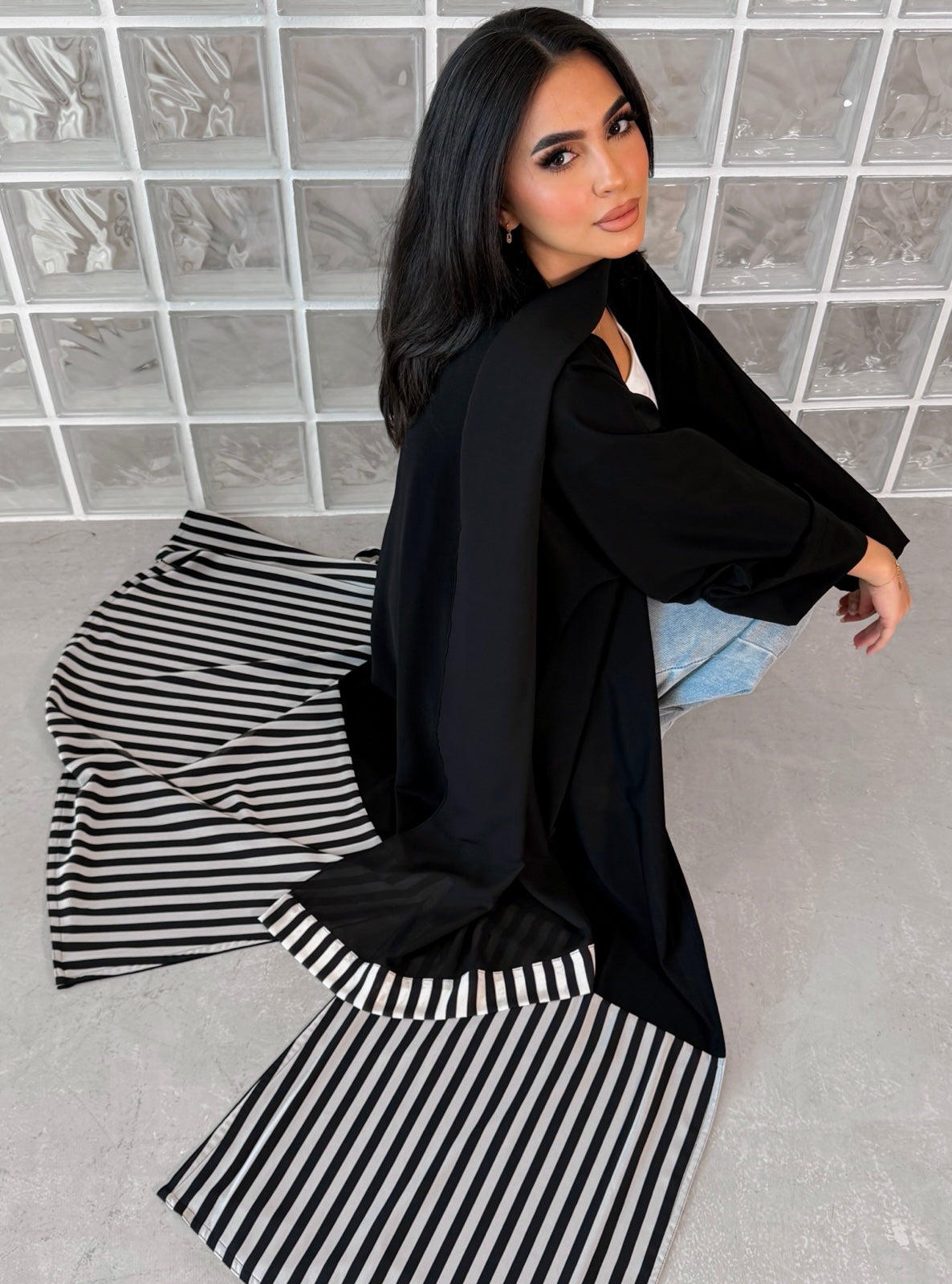 MEI757 - Linear Crepe Square Cut Abaya in Noir