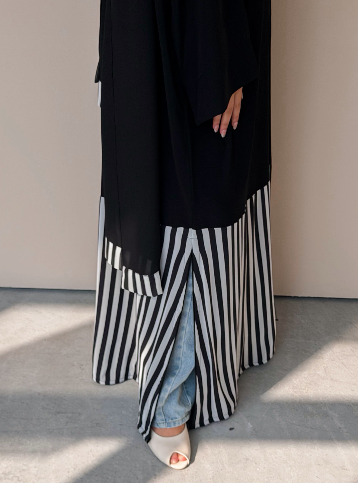 MEI757 - Linear Crepe Square Cut Abaya in Noir