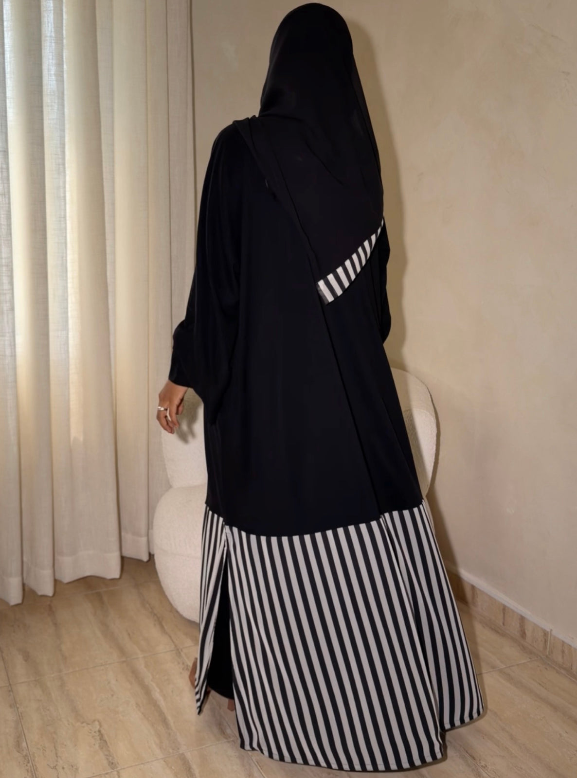 MEI757 - Linear Crepe Square Cut Abaya in Noir