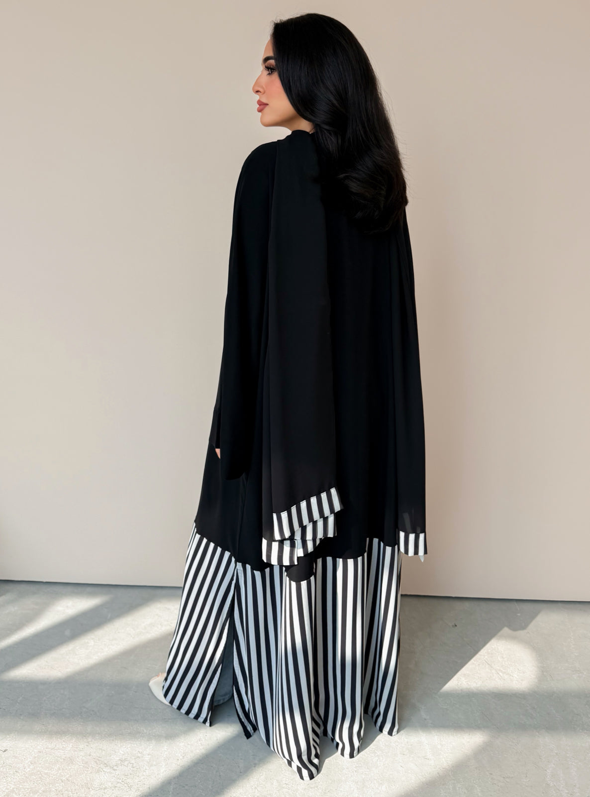 MEI757 - Linear Crepe Square Cut Abaya in Noir